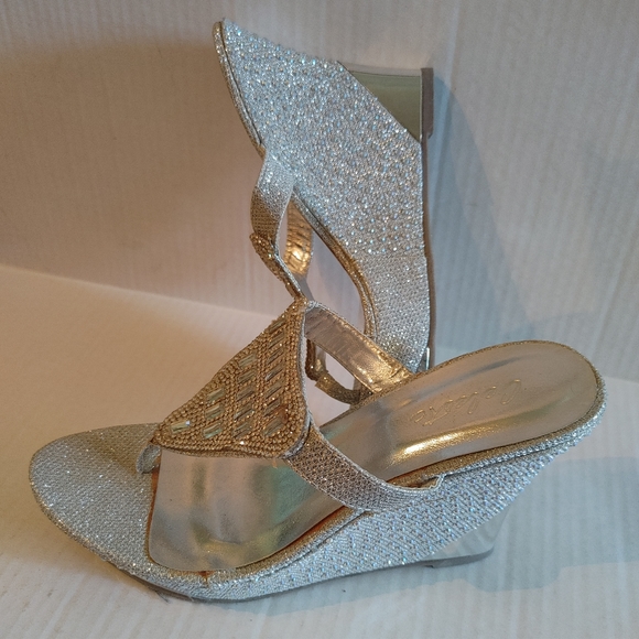 Celeste Rhinestone Jeweled Wedge Thong Sandals Size 8 - Picture 6 of 10
